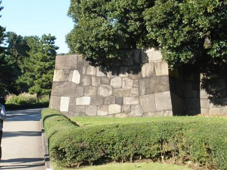 正面（南側）から見た渡櫓門の袖石垣