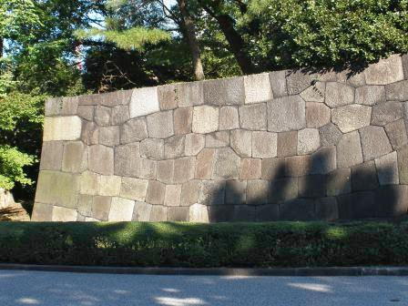 西側から見た渡櫓門の袖石垣