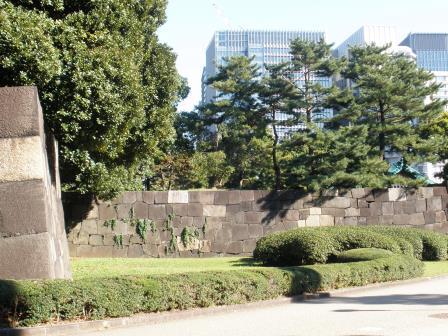 手前の石垣の上に渡櫓門があった