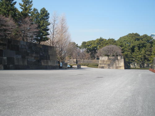 百人番所前から見た中之門跡（左）、銅門跡（中央）、下乗門跡（右）