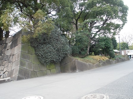 歩道に接するきれいな石垣