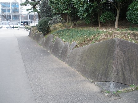 歩道に接するきれいな石垣２