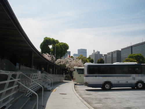 楠公レストハウス前の駐車場にバスが並ぶ