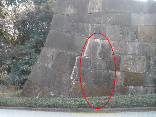 What appears to be traces of the outer gate