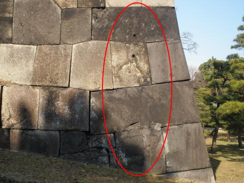 What appears to be traces of the outer gate