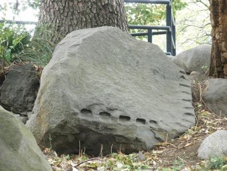 有楽門近く、矢穴のあとが残る石