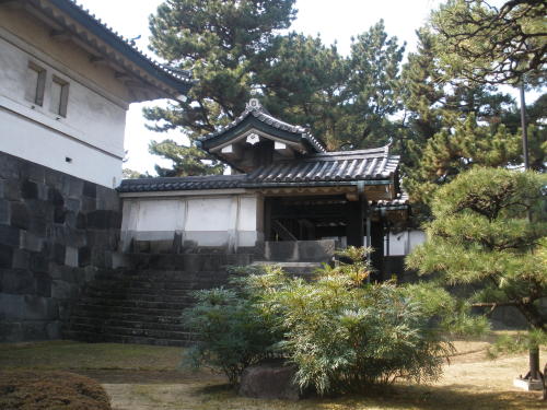 枡形内にある帯曲輪につながっている小さな門