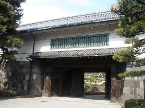 枡形の外から見た渡櫓門