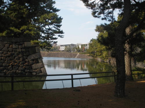 渡櫓門の前から見た平川濠