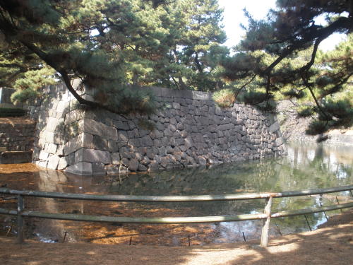 平川濠と下梅林門の石垣