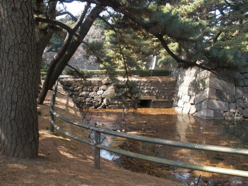 平川門の先には下梅林門跡がある