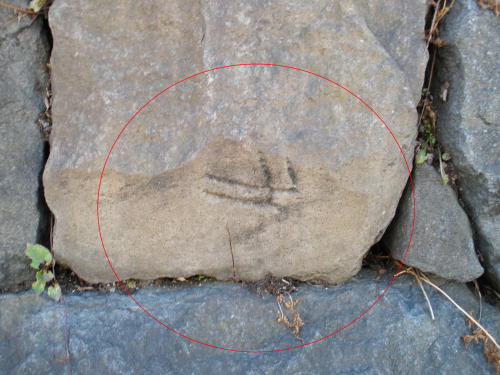 Engraved marks remaining on the stone walls of the earthen bridge (3)