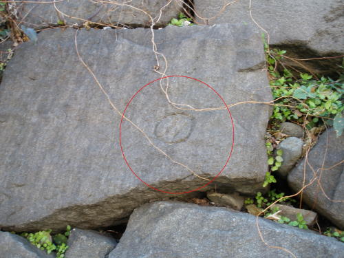 Engraved marks remaining on the stone walls of the earthen bridge (4)