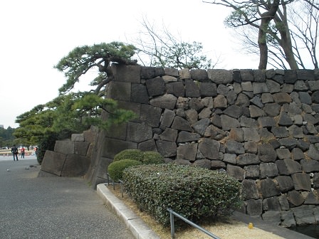 歩道に接するきれいな石垣はつなぎ目が不自然