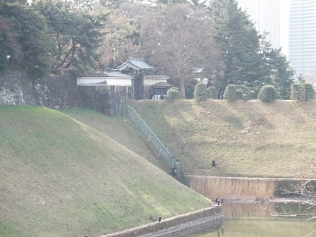 旧江戸城半蔵門の高麗門と半蔵濠