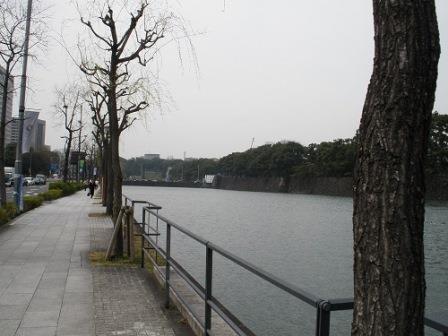 桜田門の方を向いて日比谷濠を見る