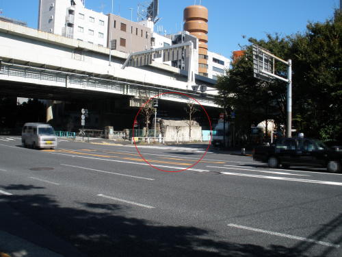 一ツ橋門の遺構が遠くに見える