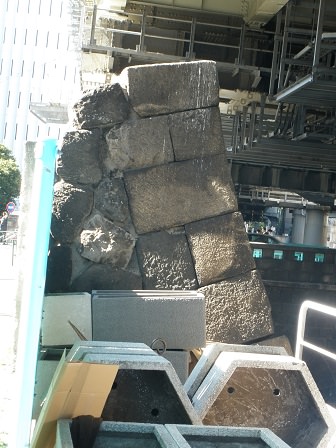 石垣の遺構を反対側から見る