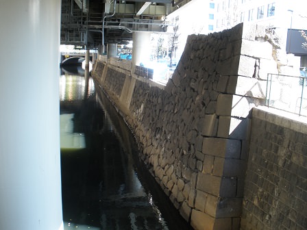 現在の日本橋川・一ツ橋付近に残る江戸期の石垣