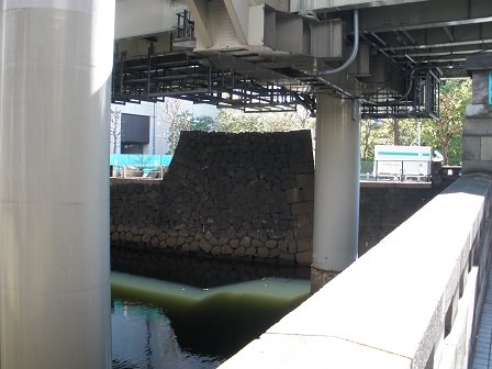 日本橋川・一ツ橋付近に残る江戸期の石垣