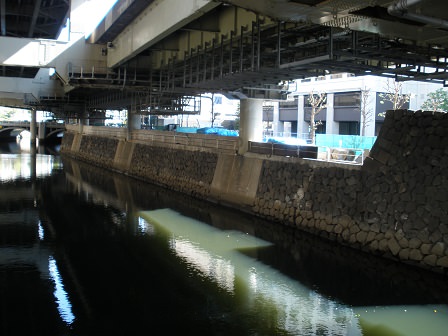 江戸期の石垣には高速道路の橋脚が刺さっている