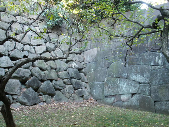 梅林坂の下から見上げた時の左側、渡櫓門より手前にある石垣
