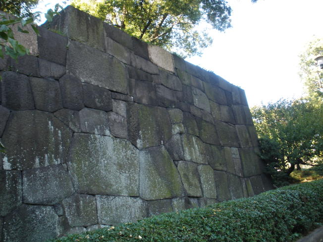 梅林坂の下から見上げた時の左側、渡櫓門の袖石垣