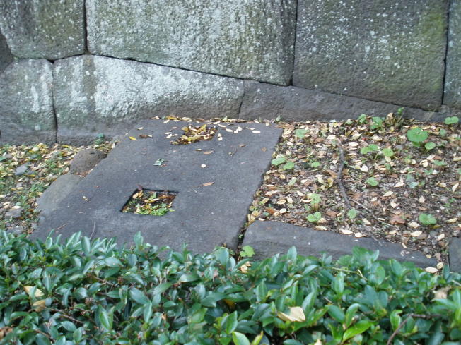 梅林坂の下から見上げた時の左側、渡櫓門の礎石