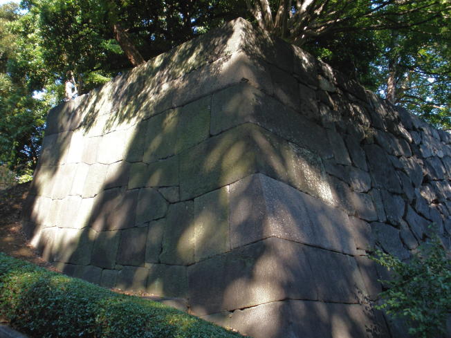 梅林坂の下から見上げた時の右側、渡櫓門の袖石垣２