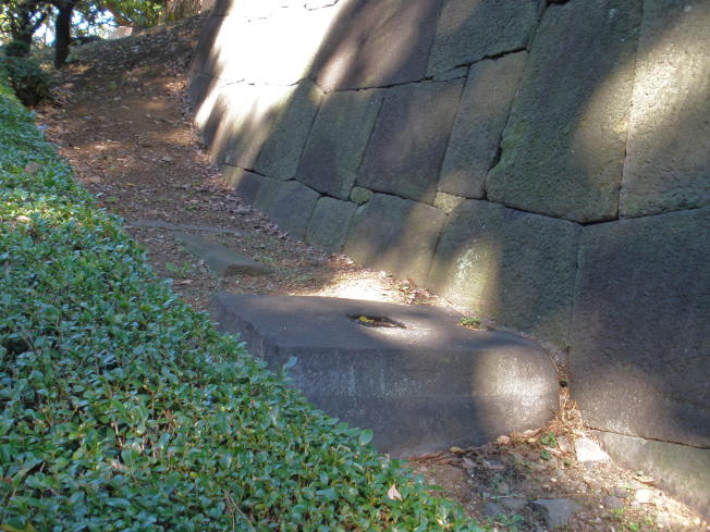 梅林坂の下から見上げた時の右側、渡櫓門の礎石