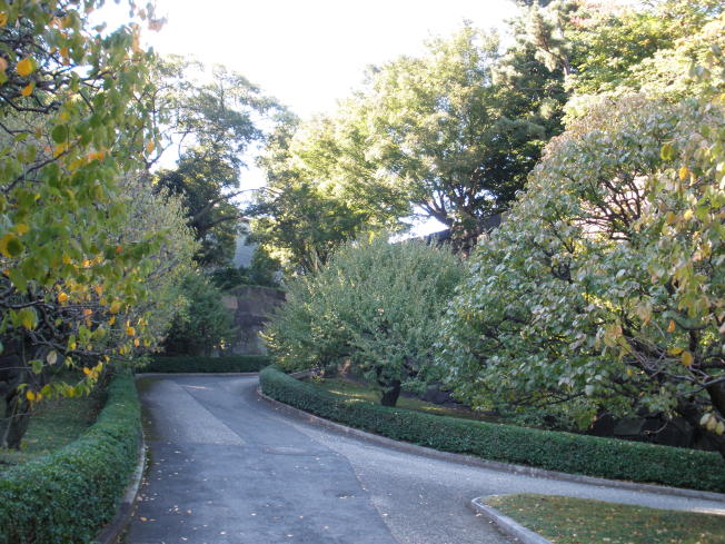 梅林坂の下から見上げた上梅林門の渡櫓門跡の遠景