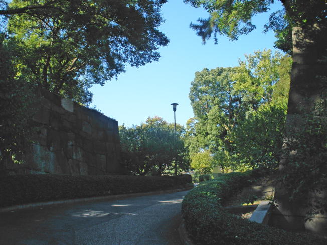 梅林坂の下から見上げた渡櫓門跡