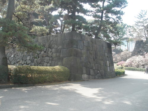 向かって左側の袖石垣