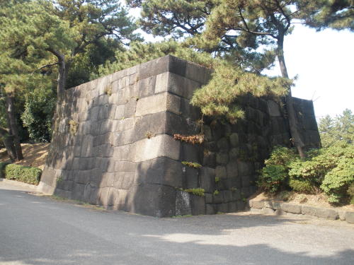 向かって右側の袖石垣