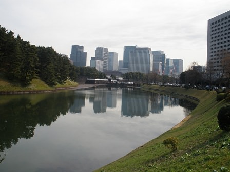 桜田濠の中に小さく写る桜田門