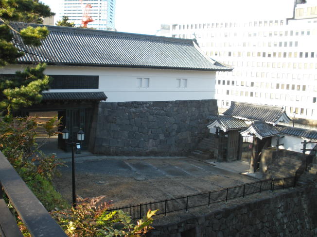 石段を登った上から見た渡櫓門