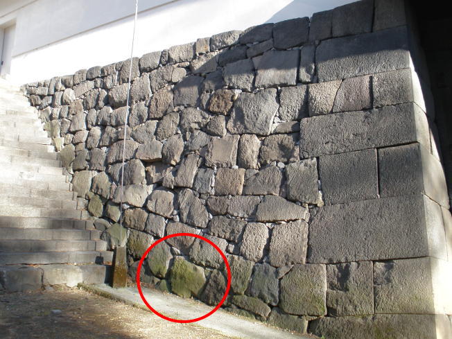 渡櫓門の袖石垣にある刻印１