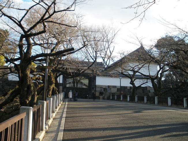 土橋の上から見た田安門