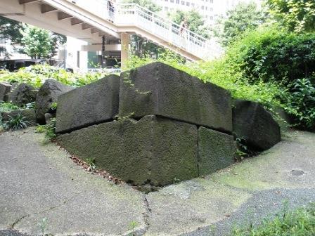 江戸城外堀の最西南端にあった溜池櫓台の隅石を近くから見る。