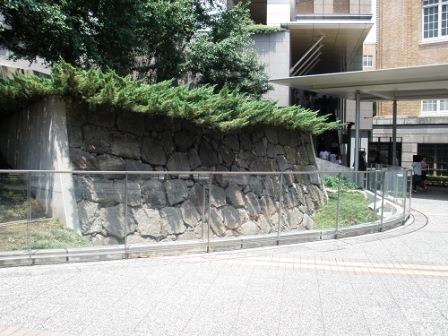 地下鉄の虎ノ門駅11番出口付近に残る石垣の全体像１