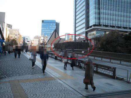 牛込橋の上から見た牛込門跡。