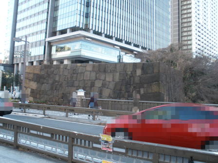 牛込橋の上から見た渡櫓門の袖石垣。