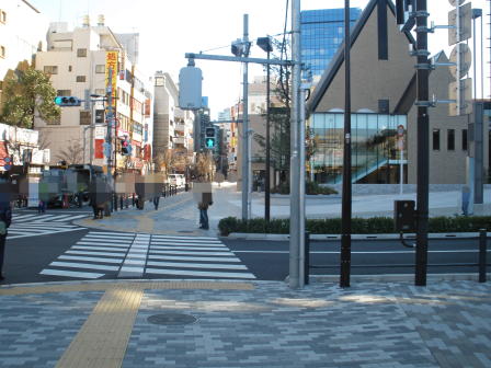 旧牛込門枡形内の現状は歩道や車道になっています。