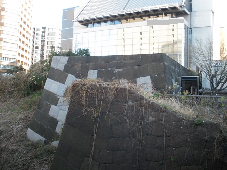 牛込門の高麗門跡に向かって左側、枡形の石垣。