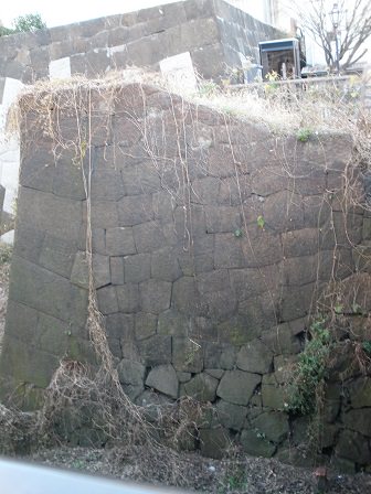 牛込門の高麗門跡に向かって左側、枡形の石垣のもう少し下のほう。