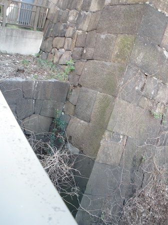 渡櫓門の袖石垣の下のほうを、牛込橋の上から覗き込む。