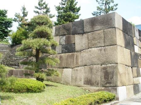 Stone walls seen from inside the gate and the stone steps leading up to the inner gate
