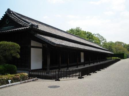 The Hyakunin-bansho in front of Naka-no-mon Gate (1)