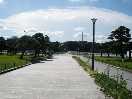 馬場先門跡の少し先から皇居正門前を望む（2022年7月）