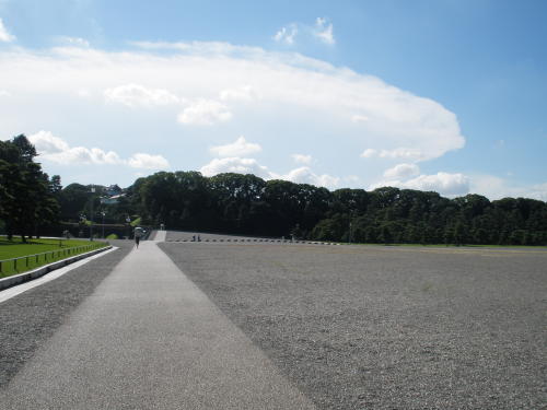 ほとんど人がいない皇居正門前（2022年7月）